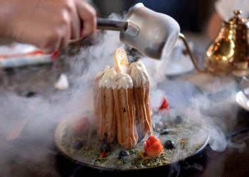 The Return of High-End Culinary Techniques: Liquid Nitrogen, Low-Temperature Vacuum, Foams, Gels, and Aromatic Smoke in Gourmet Menus