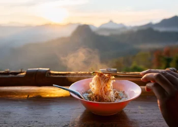 Global Travelers’ Desire for Authentic Local Dining: Eating Like a Local