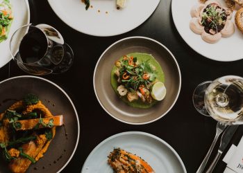 Hidden Gem Food Exploration: Tourists Seeking Out “Non-Tourist Areas” for Local Restaurants, Street Stalls, and Family-Run Eateries