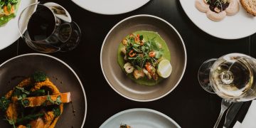 Hidden Gem Food Exploration: Tourists Seeking Out “Non-Tourist Areas” for Local Restaurants, Street Stalls, and Family-Run Eateries